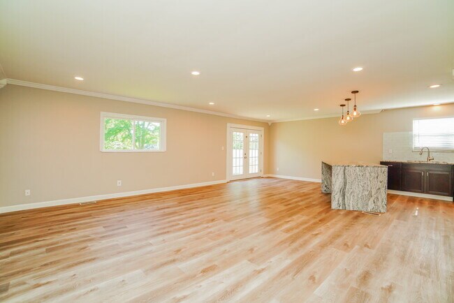 Photo - 800 Caroway Blvd