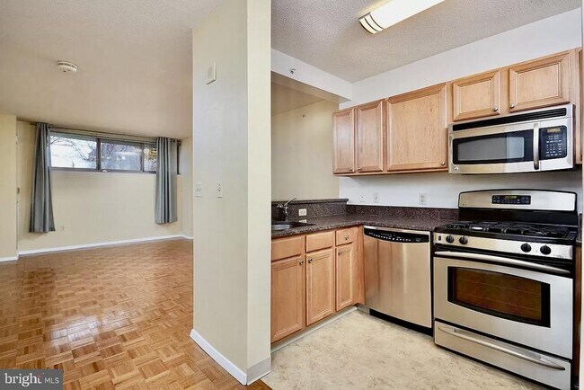 Photo - 7111 Woodmont Ave Unit 103