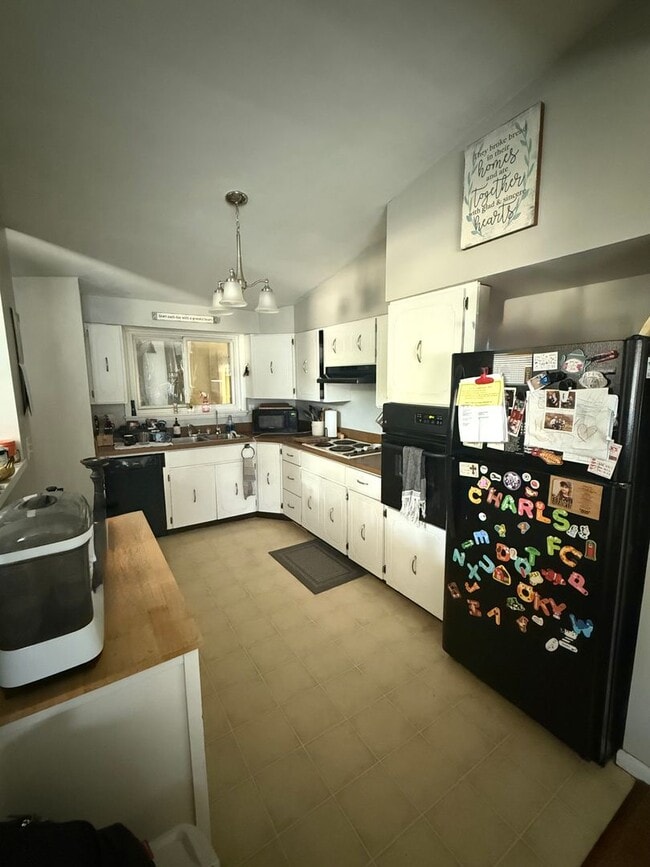 Photo - Three Bedroom / 1.5 Bathroom House AVAILAB...