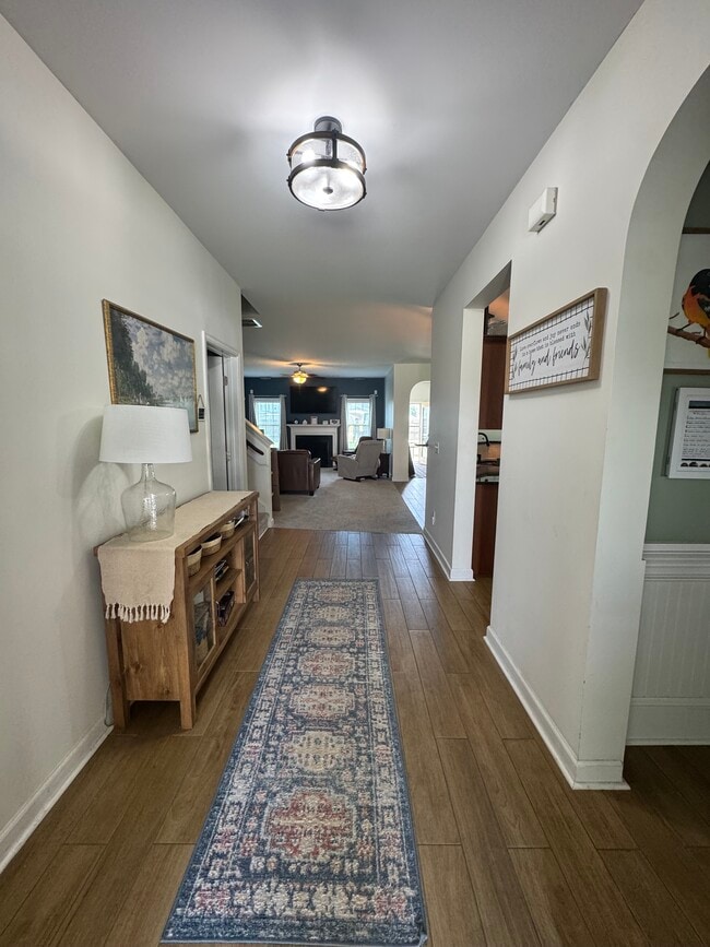 Entry - 506 Louvre Ln