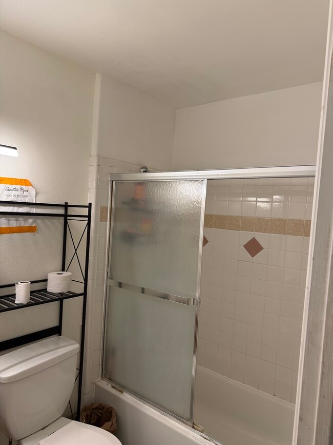 2425 1/2 Gates St Unidad Single Bedroom for Rent
