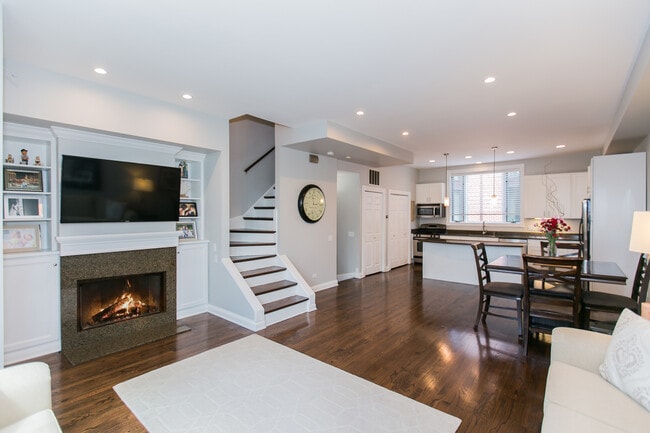 Photo - 2005 N Hoyne Ave