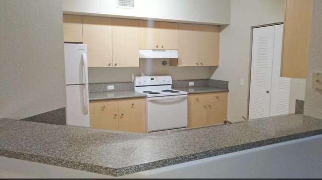 Photo - 360 Crestwood Cir Unidad 304 Rental