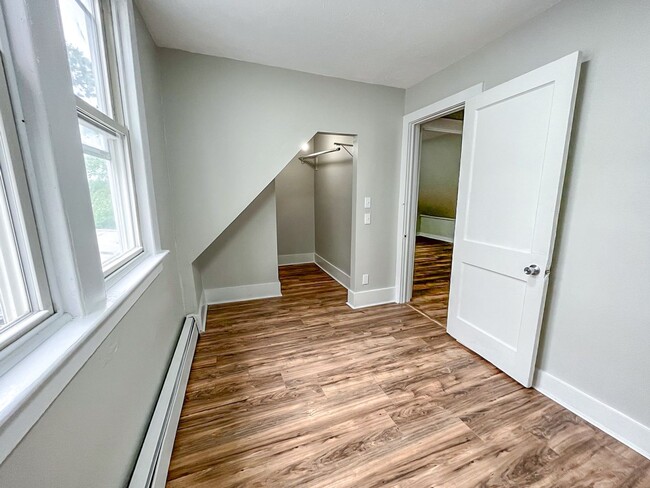 Building Photo - Beautiful East Rock Apt Near Modern Pizza! Unit 817 State- Apt 1