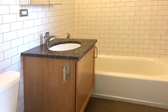 Baño - 5400-5406 S. Maryland Avenue