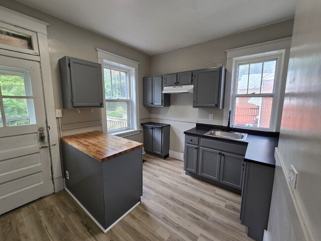Building Photo - Beautiful 2BR/1BA Rental in Quiet St. Loui...