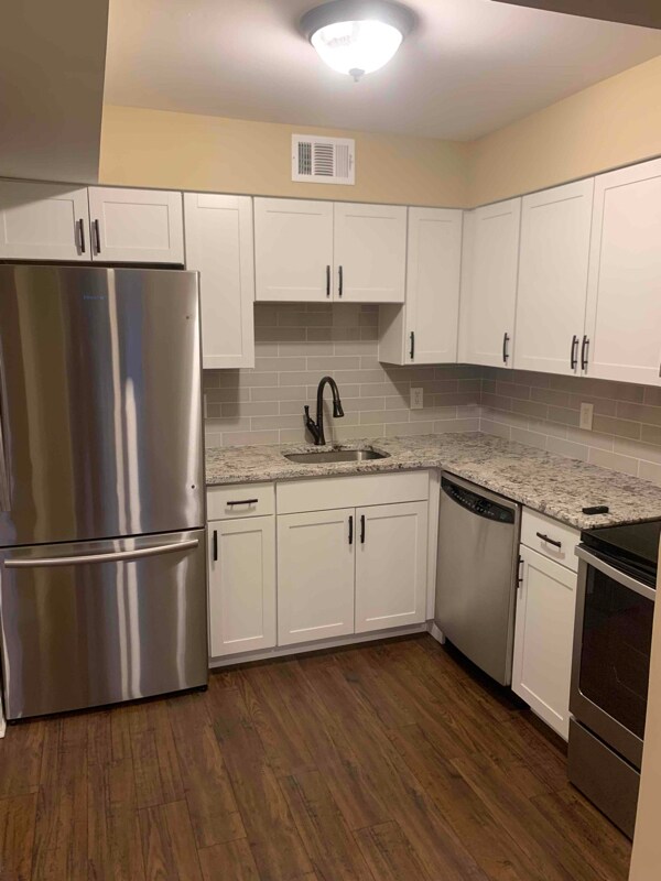 Building Photo - 9 Greenwood Dr