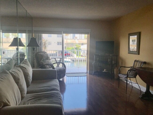 Photo - 3545 NE 167th St Unidad 204