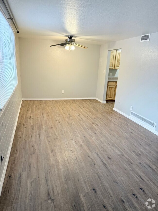 Building Photo - Beautiful 2 bed 1 bath apartment in the he... Unit 103