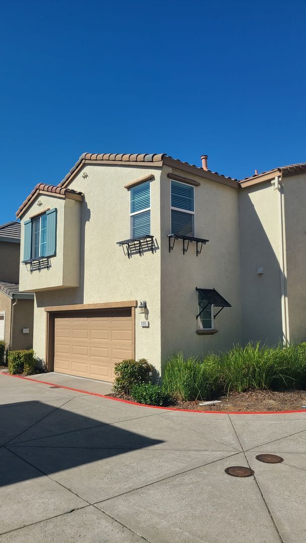 West Roseville, New Paint & Carpet 2 Story... - West Roseville, New Paint & Carpet 2 Story...