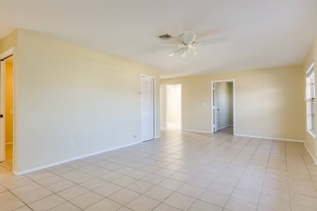 Photo - 128 SE 12th Ter