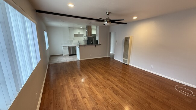 Photo - 913 Marine St Unidad Apt 2