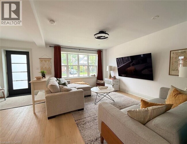 Photo - 286 E 18th St