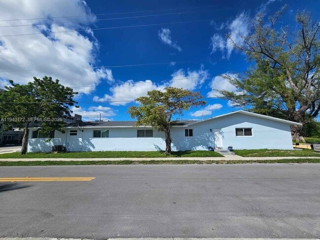 Building Photo - 329 SE 2nd St #1-2 Hallandale Beach, FL 33009-5635 Unit 1