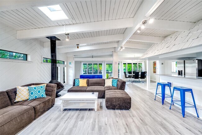 Photo - 405 Hendricks Is