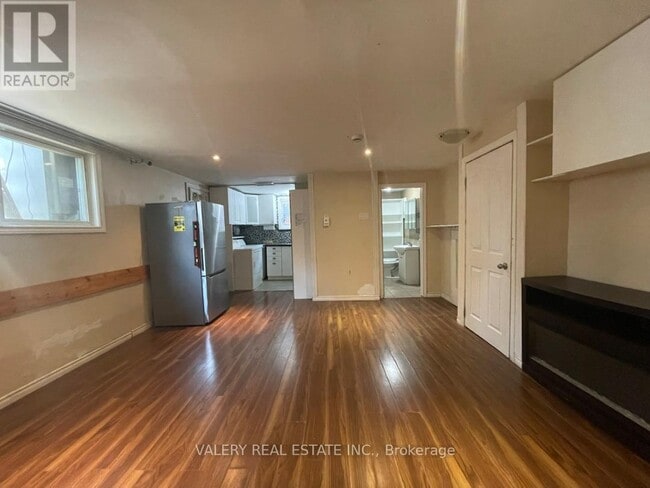 Photo - 176 Fennell Ave E