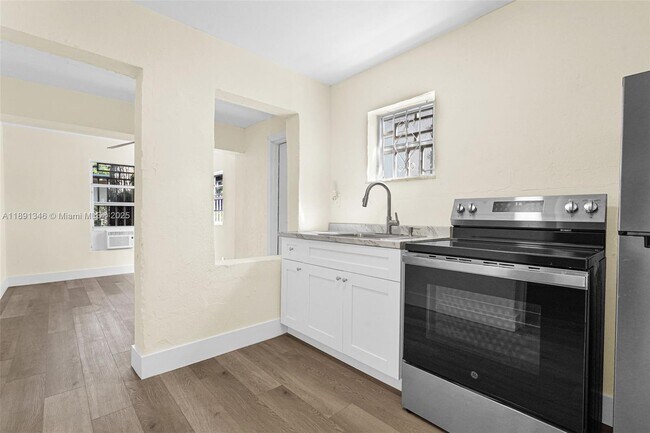 Photo - 511 NW 44th St Unidad B