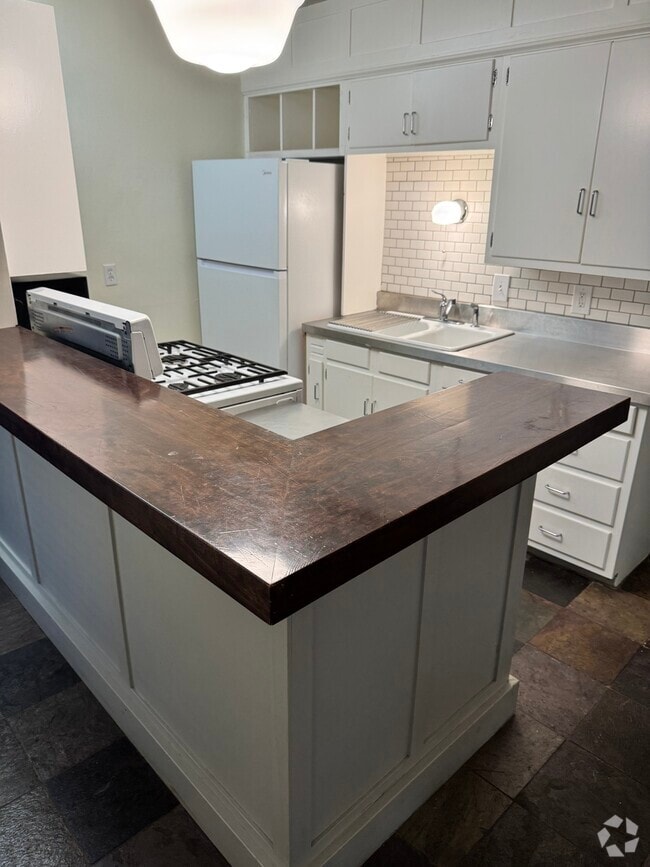 Building Photo - 726 Lake Dr SE Unit B Rental