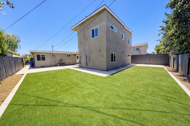 Building Photo - 4BD/2BA w Large Deck!