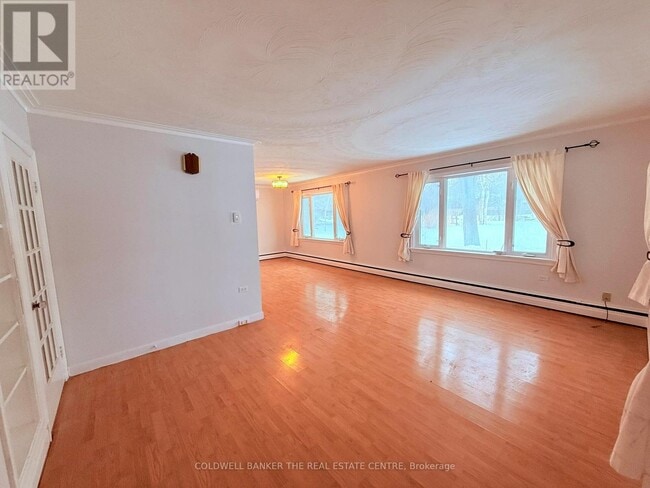 Photo - 19071 Leslie St