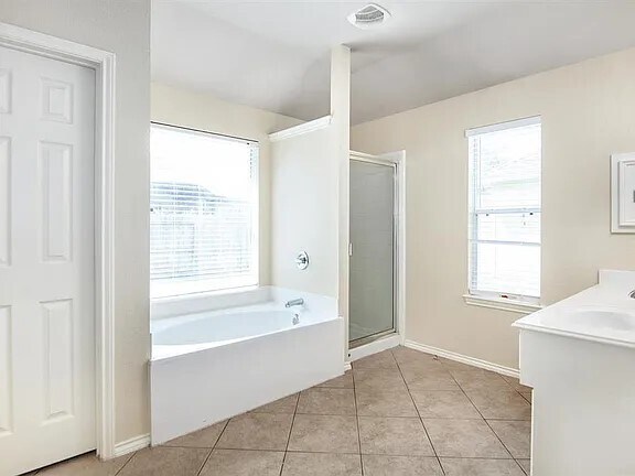 Building Photo - 12830 Cooper Breaks Dr