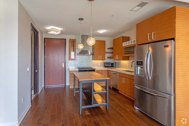 1BR, 1BA, Loft - 756SF - Walkway