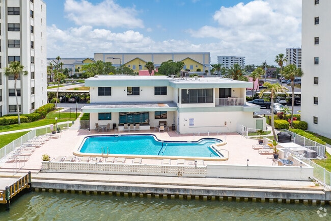 200 Woodette Dr Dunedin, FL - Island Towers East and West