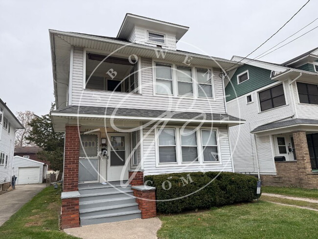 Building Photo - "Charming 2-Bedroom upper duplex in West Toledo – Cozy Living Awaits.