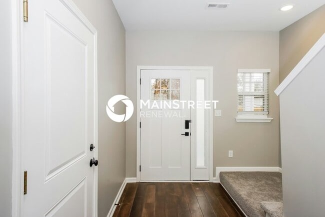 3 Bedroom Pet-Friendly Home in Jeffersonville, IN with Main Street Renewal