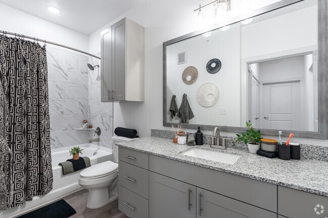 1BR, 1BA - 677SF - Bathroom