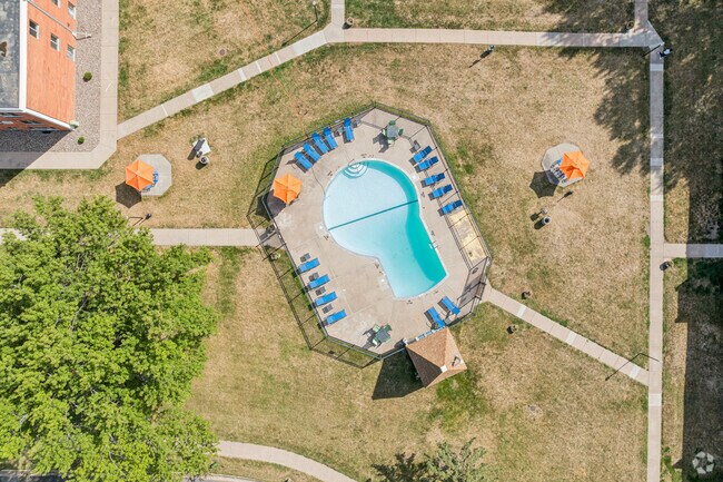 Piscina al aire libre, zona de barbacoa y área de picnic.
