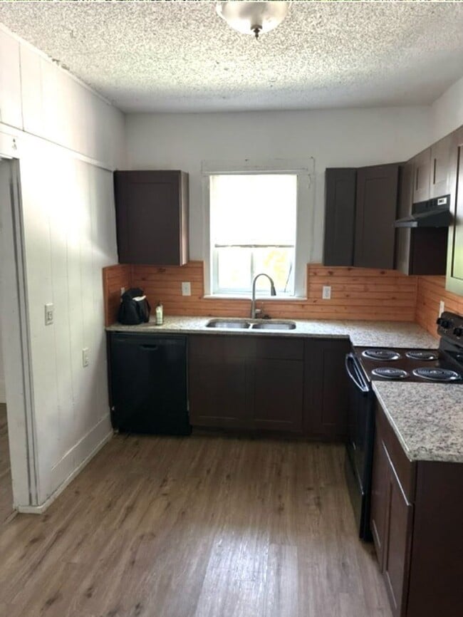 Photo - 3905 Stuart St