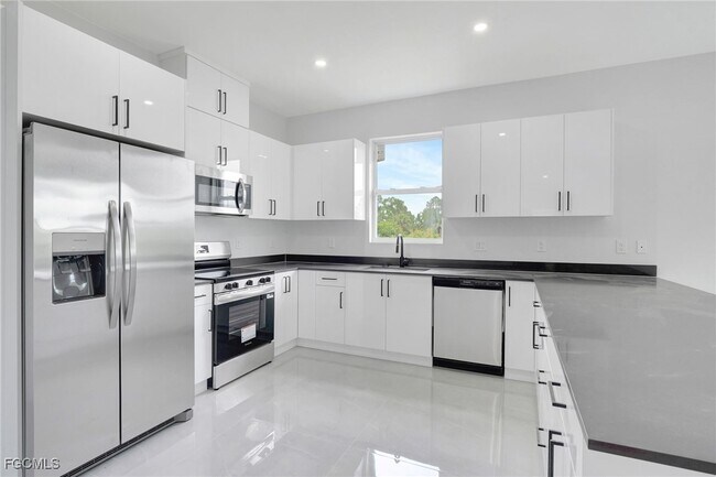 Photo - 1072 Norton Ave S