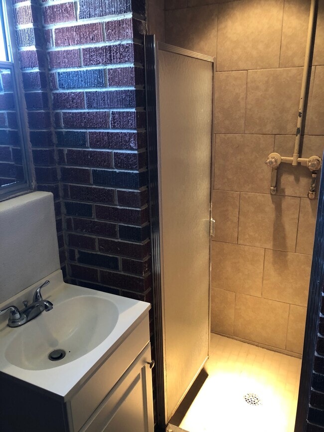 Photo - 2-102 Catherine Ave