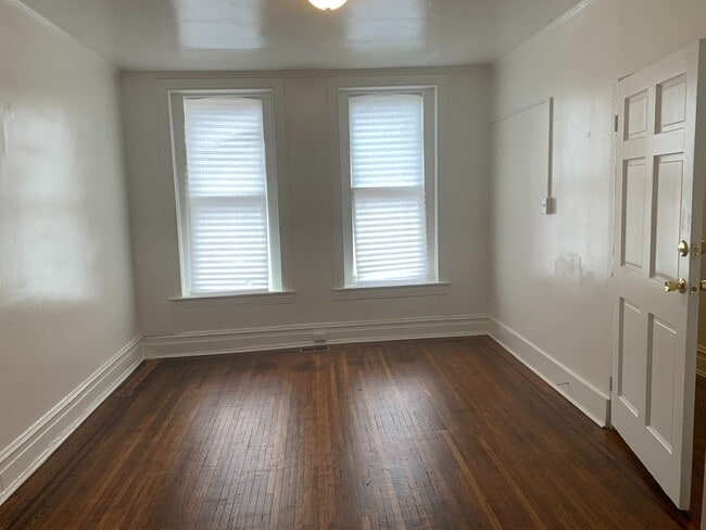 Building Photo - One bedroom Apartment! Video in Photos!