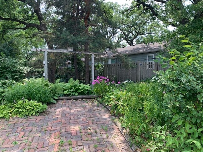 Photo - Very spacious *4Bed*2Bath single family home 2400 SqFt.