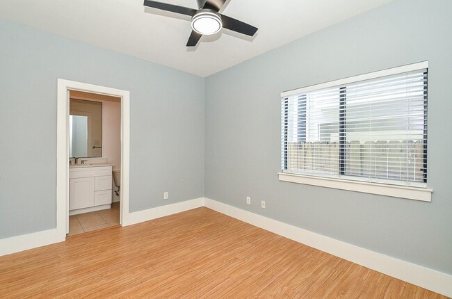 Photo - 408 Parker St