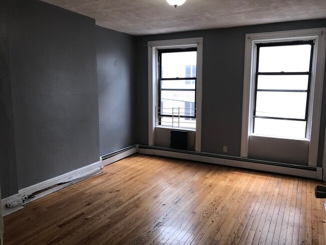 Building Photo - 16 Westervelt Pl Unit Apt 3