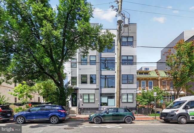 Building Photo - 927 Kennedy St NW Unit 304