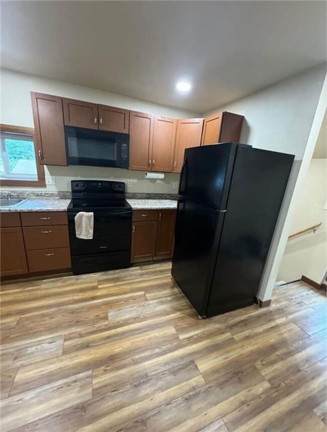 Photo - 328 6th St W