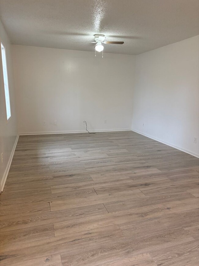 Photo - 2102 Clark St