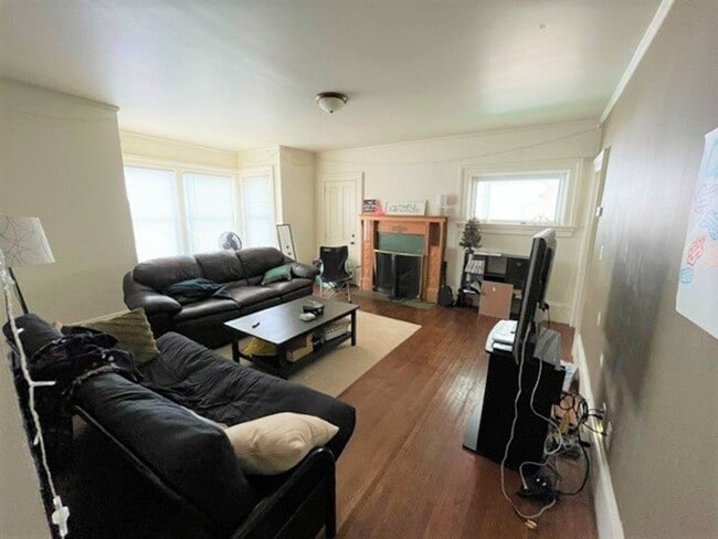 Building Photo - 148 Newton St Unit 1 Rental