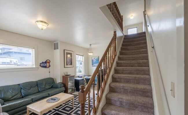 Photo - 6 bedroom, 3 bath near Downtown Bellingham!