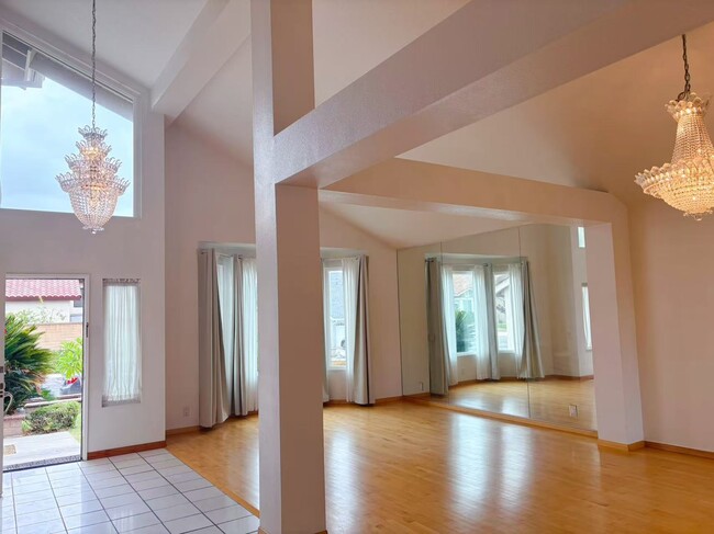 Vista de la sala de estar n.° 1 - 2180 Nadula Dr