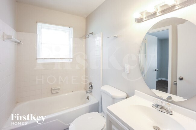 Photo - 642 Roxbury Dr