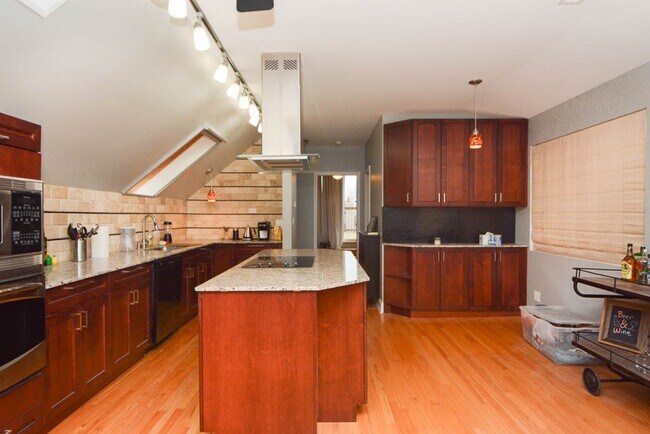 Building Photo - 944 N Winchester Ave Unit J07P