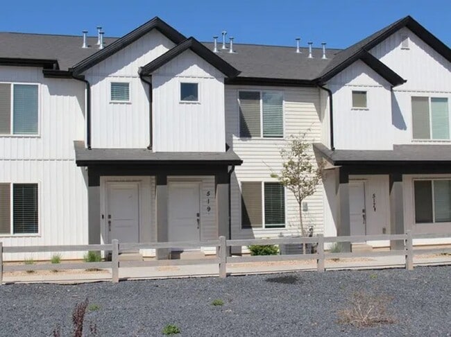 Building Photo - 3 Bedroom Townhome