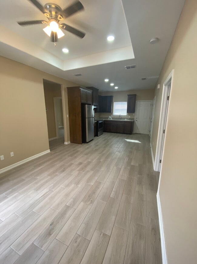 Building Photo - 1100 W La Pointe Ave Unit 3