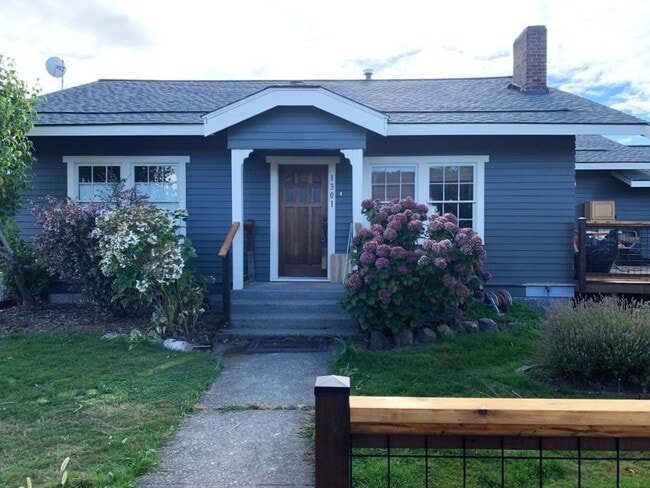 Building Photo - 3 Bed, 2 Bath House Minutes from Downtown Bellingham!