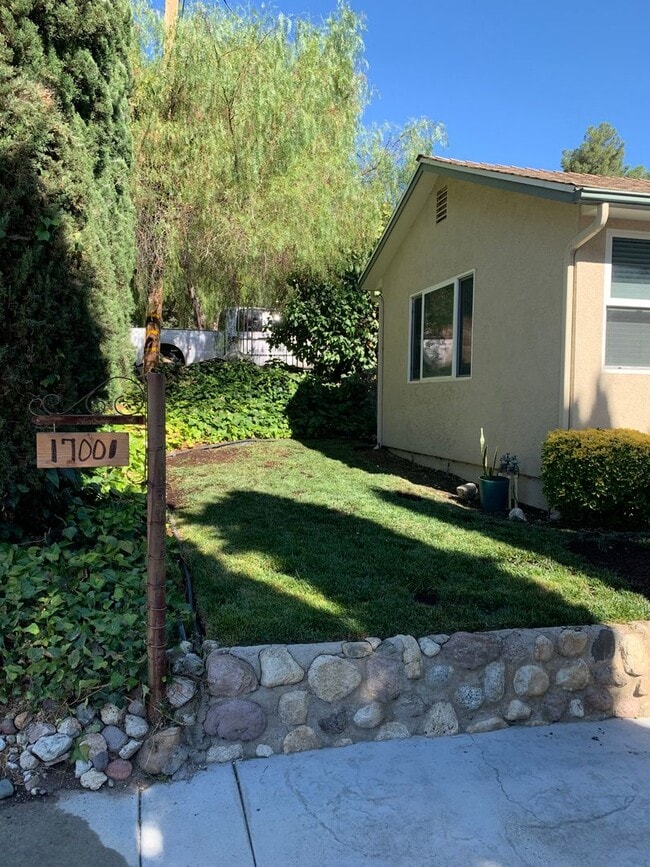 Photo - Charming 3+1 Canyon Country Cutie Nestled in the Hills!